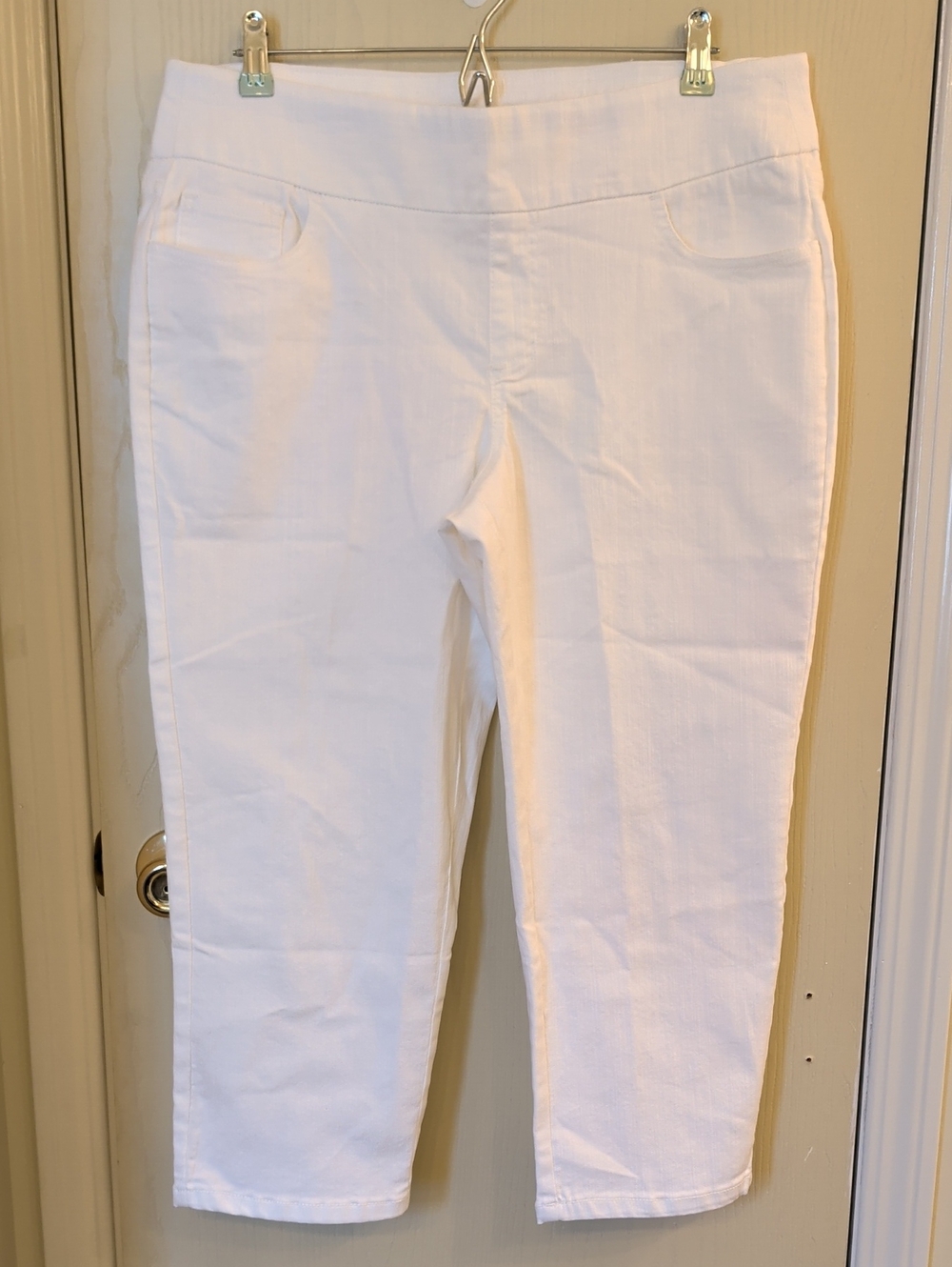 D&Co White Cropped Pull On Pants Stretch Denim Style Size 12 EUC 5 Pocket